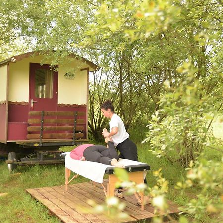 La Roulotte Couzotte Guest House Couze-et-Saint-Front ภายนอก รูปภาพ